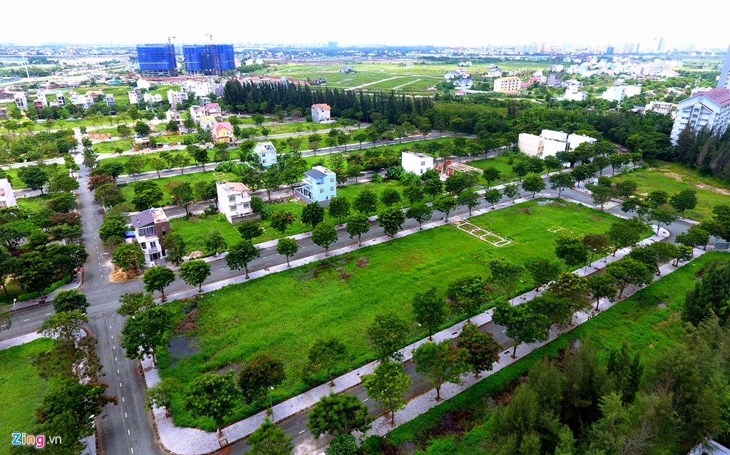 
C&aacute;ch dự &aacute;n Khang An kh&ocirc;ng xa l&agrave; khu d&acirc;n cư Hưng Ph&uacute; (thuộc phường Phước Long B) c&oacute; quy m&ocirc; hơn 10 ha, sau 10 năm đầu tư hạ tầng, đến nay chỉ c&oacute; v&agrave;i căn nh&agrave; được x&acirc;y dựng.
