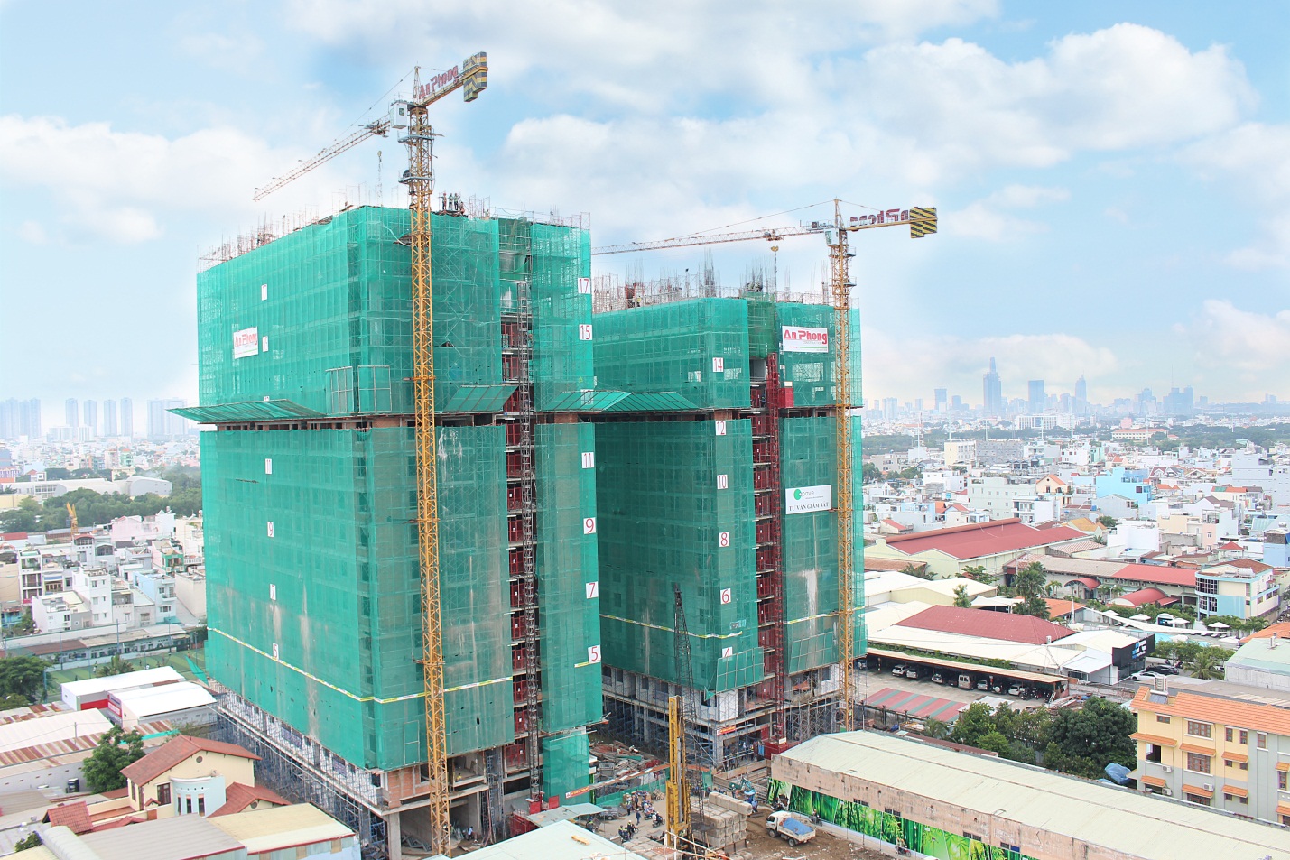 Luxcity được xây dựng tới tầng 18 trong tổng số 19 tầng.