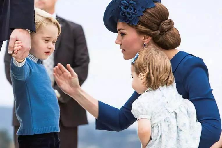 Ho&agrave;ng tử George v&agrave; mẹ tại s&acirc;n bay h&ocirc;m 24-9 Ảnh: REUTERS