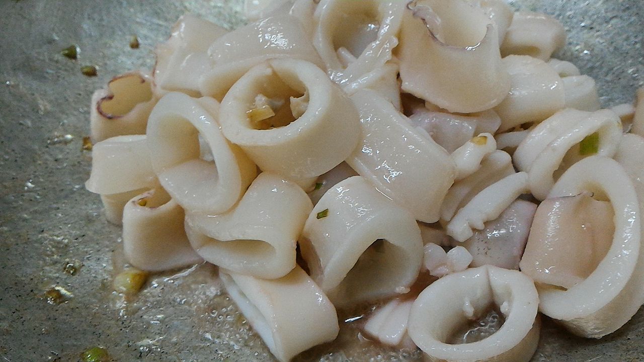 Xào mực với lửa lớn