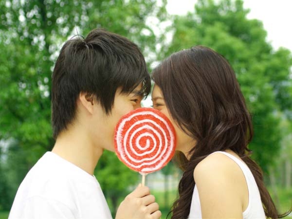Bạn không cần phải nói nhiều, những cảm xúc bộc lộ qua nụ hôn sẽ là lời nói tuyệt vời nhất.