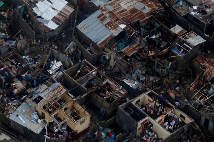 Người dân Haiti chứng kiến những ngôi nhà bị bão tàn phá. Ảnh: REUTERS