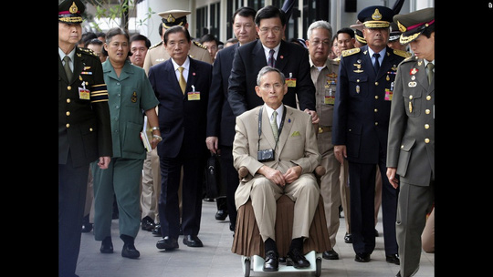 
Lần xuất hiện trước c&ocirc;ng ch&uacute;ng hiếm hoi của Quốc vương Bhumibol Adulyadej tại thủ đ&ocirc; Bangkok năm 2010. Ảnh: AP
