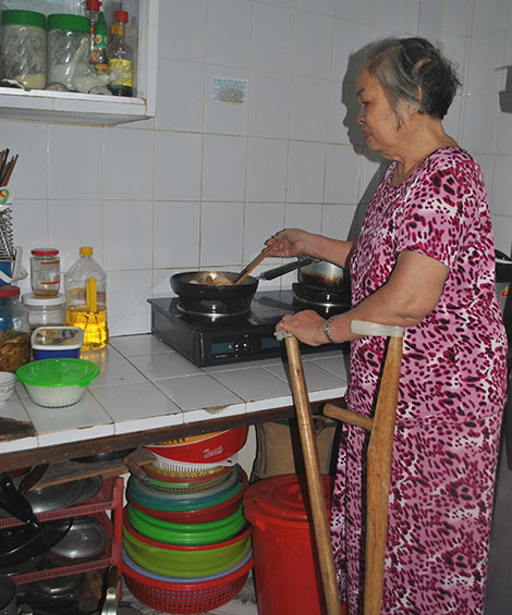 Tuổi già, vết thương cũ tái phát, nhưng bà Lịch vẫn bếp núc như những người phụ nữ bình thường khác.