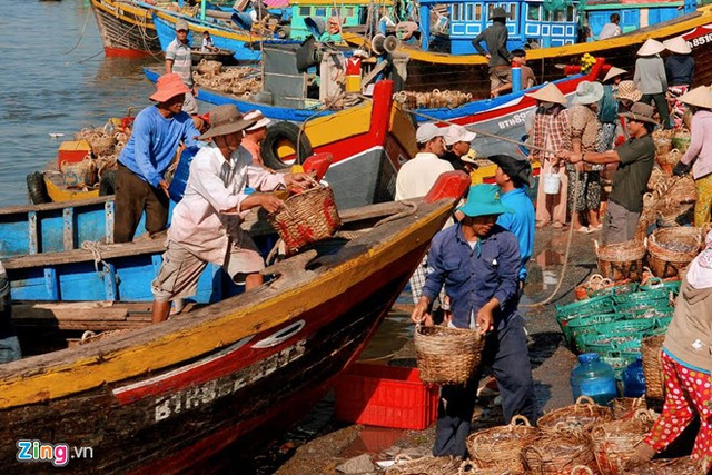 Theo &ldquo;Địa ch&iacute; B&igrave;nh Thuận&rdquo; từ năm 1809 đến năm 1930, nghề sản xuất nước mắm Phan Thiết đ&atilde; trở th&agrave;nh một ng&agrave;nh c&ocirc;ng nghiệp độc đ&aacute;o so với cả nước, l&agrave; ng&agrave;nh c&ocirc;ng nghiệp duy nhất trong nền kinh tế địa phương. Năm 1904, C&ocirc;ng sứ Ph&aacute;p ở B&igrave;nh Thuận đ&atilde; đ&aacute;nh gi&aacute;, Phan Thiết l&agrave; một trung t&acirc;m quan trọng nhất của Trung Kỳ về khuếch trương thương mại v&agrave; c&ocirc;ng nghiệp chế biến nước mắm.