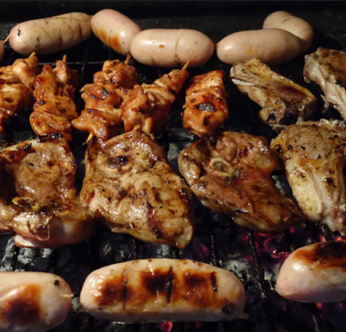 
Braai, Nam Phi: Nguy&ecirc;n liệu phổ biến của m&oacute;n ăn n&agrave;y bao gồm thịt cừu xi&ecirc;n que (sosaties) v&agrave; x&uacute;c x&iacute;ch Nam Phi (boerewors). M&oacute;n nướng n&agrave;y thường d&ugrave;ng chung với pap, một loại ch&aacute;o ng&ocirc; hoặc bột kiều mạch.
