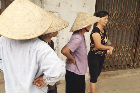 
Mấy ng&agrave;y qua những người d&acirc;n th&ocirc;n Thanh Chiểu vẫn b&agrave;n t&aacute;n x&ocirc;n xao về vụ &aacute;n kinh ho&agrave;ng.
