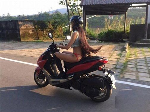 Gái trẻ diện 2 mảnh cưỡi môtô khiến các anh thất kinh