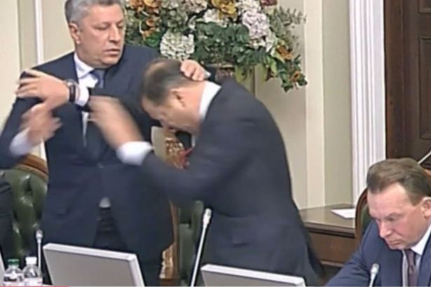 Đ&acirc;y kh&ocirc;ng phải l&agrave; lần đầu ti&ecirc;n &ocirc;ng Lyashko ẩu đả tại quốc hội. Ảnh: REUTERS