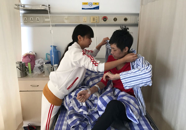 
Xu c&ugrave;ng anh trai tại bệnh viện.
