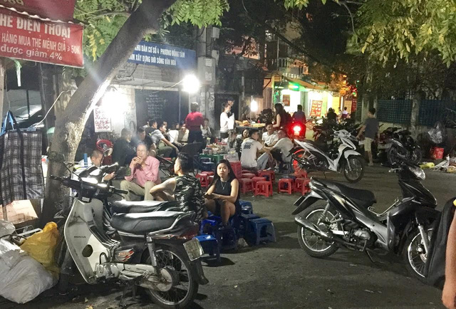 Một góc con phố tấp nập người dừng xe ăn xiên nướng tự chọn