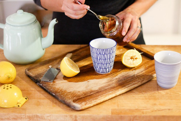 Công thức pha nước chanh mật ong: Một ly nước ấm khoảng 500 ml pha cùng 1 thìa mật ong và 1 thìa nước cốt chanh.