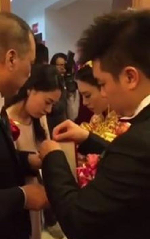 
Trong một v&agrave;i khung h&igrave;nh, một ch&agrave;ng trai trẻ ăn mặc bảnh bao, &aacute;o c&agrave;i hoa cũng xuất hiện b&ecirc;n cạnh c&ocirc; d&acirc;u
