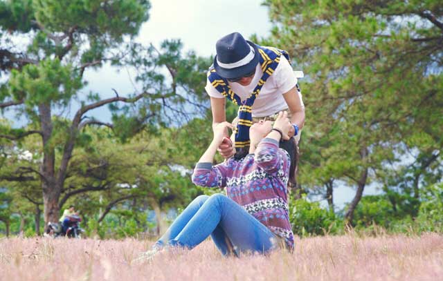 
Gia Lai với những n&eacute;t hoang sơ của một miền cao nguy&ecirc;n nắng gi&oacute; l&agrave; nơi hấp dẫn rất nhiều bước ch&acirc;n phượt thủ. V&agrave;o khoảng th&aacute;ng 11, những b&ocirc;ng hoa cỏ bắt đầu bung sắc hồng dần bao phủ k&iacute;n một v&ugrave;ng trời tạo n&ecirc;n khung cảnh l&atilde;ng mạn l&agrave;m ngẩn ngơ bao du kh&aacute;ch
