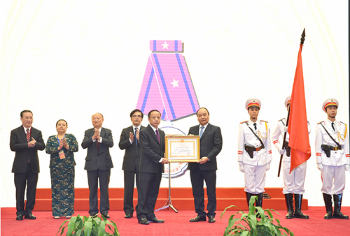 Thay mặt lãnh đạo Đảng, Nhà nước, Thủ tướng Nguyễn Xuân Phúc trao Huân chương Lao động hạng Ba cho Hiệp hội DNNVV