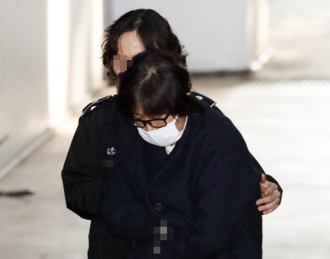 B&agrave; Choi Soon-sil đến t&ograve;a &aacute;n ở Seoul ng&agrave;y 3-11. Ảnh: YONHAP