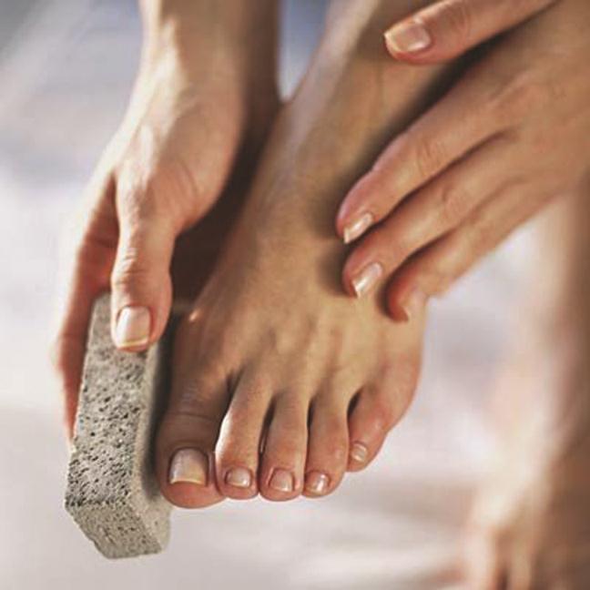 Chà da chân bằng đá bọt - ẢNH: HEALTH