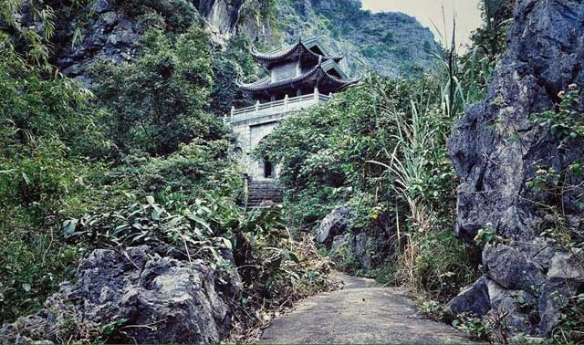 
Đường v&agrave;o Ch&ugrave;a động Am Ti&ecirc;n.
