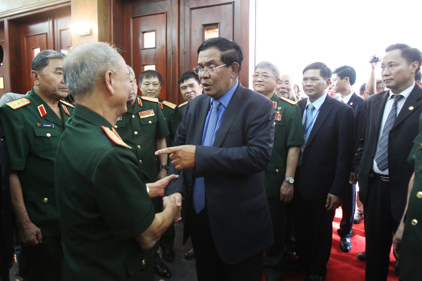 Thủ tướng Hun Sen tr&ograve; chuyện c&ugrave;ng đại biểu cựu binh qu&acirc;n t&igrave;nh nguyện Việt Nam l&agrave;m nghĩa vụ quốc tế ở Campuchia. Ảnh: H.TRIỀU