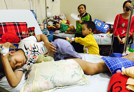 
Những đứa trẻ quấn qu&yacute;t, th&acirc;n thiết với nhau như anh em một nh&agrave;.
