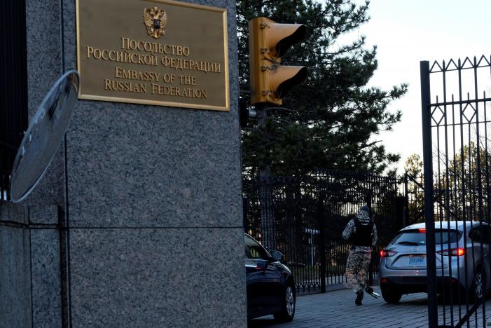Đại sứ quán Nga ở Washington ngày 29-12 Ảnh: REUTERS