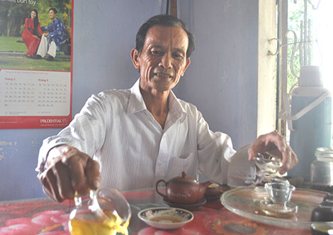 
&Ocirc;ng Th&agrave;nh kể chuyện x&acirc;y dựng cầu Vườn Bộng.
