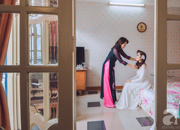 Cô dâu Trang khi ấy đang được mẹ dặn dò