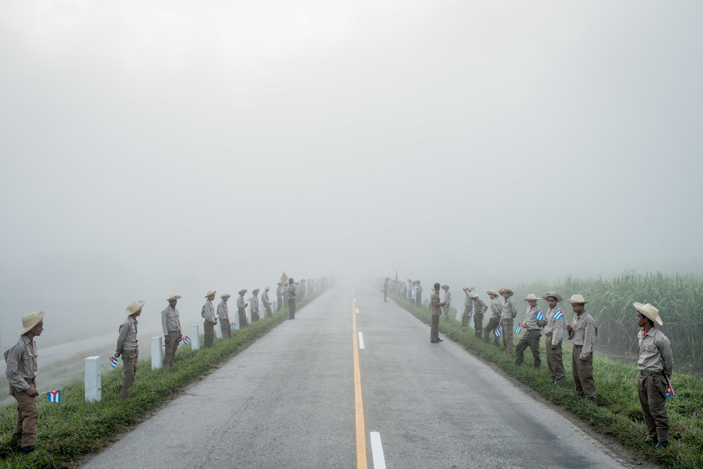 Người dân Cuba chờ đoàn xe mang tro cốt lãnh tụ Fidel Castro đi qua hôm 3-12. Ảnh: New York Times