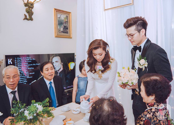 Cặp đôi mời trà ông bà, bố mẹ và họ hàng hai bên