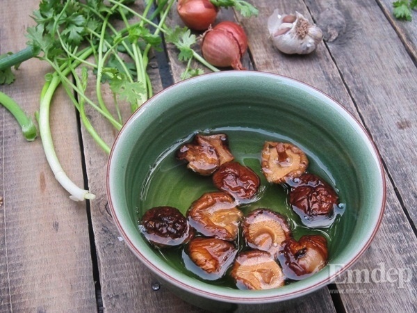 Bước 3: Nấm hương rửa sạch, ngâm nở với 1 chút nước.