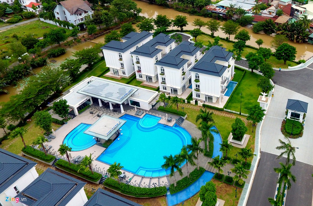 
Chủ đầu tư đ&atilde; cải tạo mảnh đất hoang n&agrave;y th&agrave;nh khu biệt thự sang trọng.
