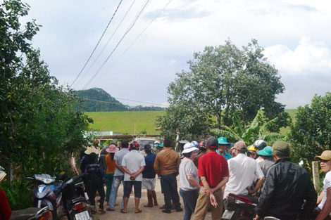 
Người d&acirc;n địa phương hết sức b&agrave;ng ho&agrave;ng trước vụ &aacute;n động trời n&agrave;y.

 
