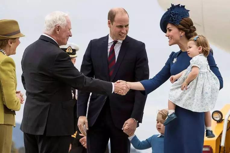 C&ocirc;ng tước v&agrave; C&ocirc;ng nương xứ Cambridge tại s&acirc;n bay ở tỉnh miền T&acirc;y British Columbia Ảnh: REUTERS