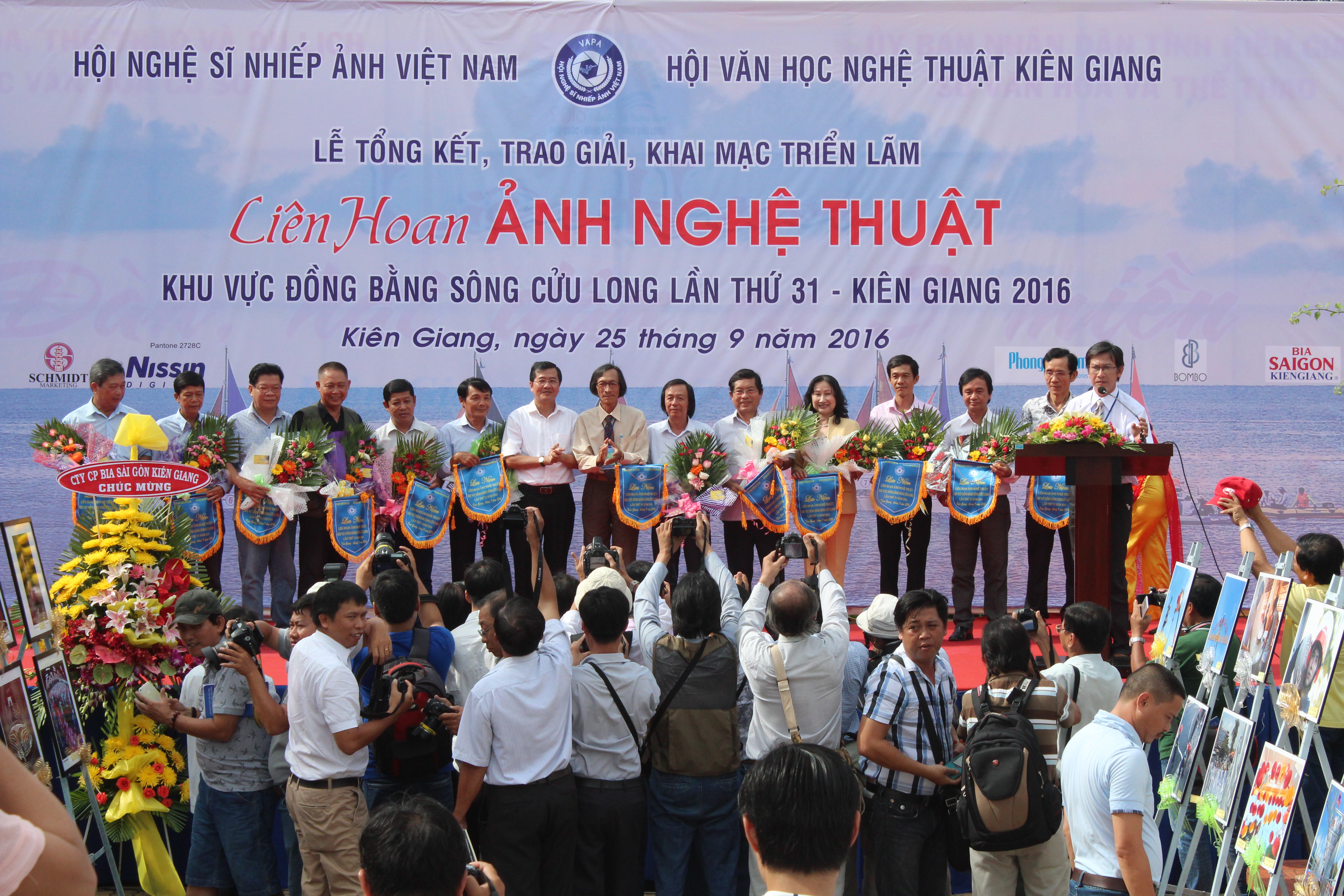 
Lễ tổng kết v&agrave; trao giải Triển l&atilde;m Li&ecirc;n hoan ảnh nghệ thuật ĐBSCL năm 2016
