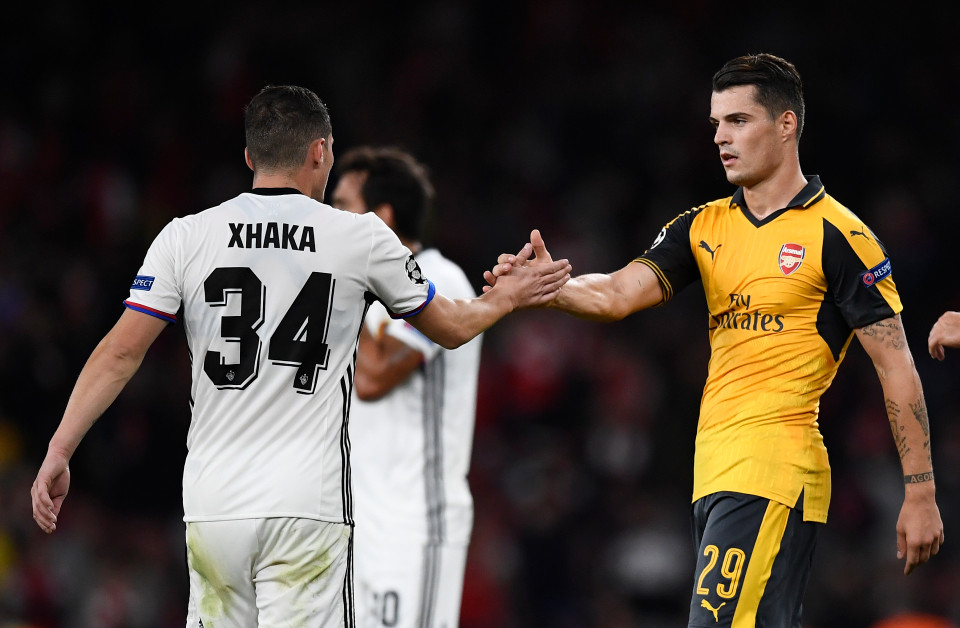 Granit an ủi người anh sau khi vượt qua Basel với tỉ số 2-0