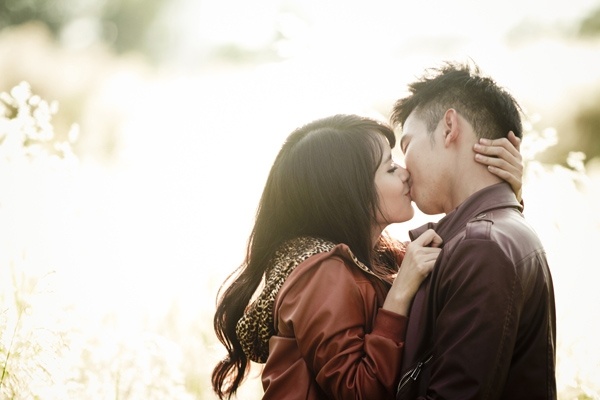 Đừng bao giờ để bàn tay trở nên thừa thãi: ôm lấy cổ, giữ cằm hay lướt nhẹ trên ngực chàng sẽ khiến nụ hôn gợi cảm hơn.