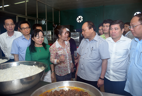 Thủ tướng đặt nhiều câu hỏi với chị Nguyễn Thị Nụ, chủ cơ sở chế biến Tú Anh. Ảnh: VGP/Quang Hiếu
