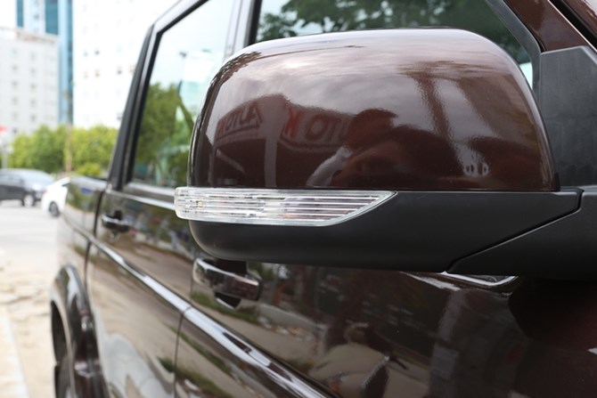 UAZ Pick up sở hữu nước sơn b&oacute;ng bẩy với hai m&agrave;u ghi x&aacute;m v&agrave; n&acirc;u &aacute;nh kim