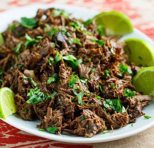 
Barbacoa, Mexico: Barbacoa được l&agrave;m từ thịt b&ograve; hoặc d&ecirc;, g&oacute;i trong l&aacute; maguey v&agrave; nướng bằng than trong một c&aacute;i hố đ&agrave;o s&acirc;u dưới đất. M&oacute;n ăn n&agrave;y c&oacute; nguồn gốc ở v&ugrave;ng biển Caribbean trước khi chuyển đến Mexico. Thuật ngữ thịt nướng &ldquo;barbecue&rdquo; cũng ra đời ch&iacute;nh từ t&ecirc;n gọi của m&oacute;n n&agrave;y.

