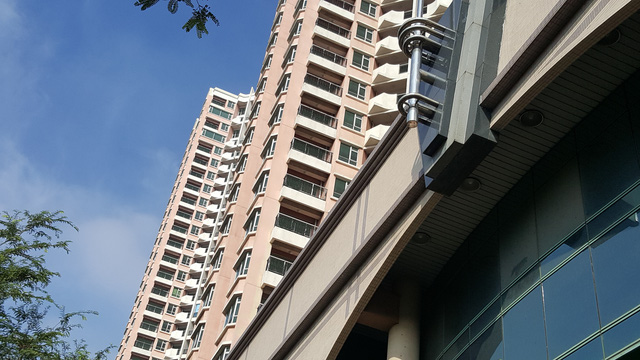 To&agrave; th&aacute;p A hiện c&oacute; gần 30 hộ d&acirc;n sinh sống, đ&atilde; được di dời đến chỗ ở tạm trong qu&aacute; tr&igrave;nh dự &aacute;n n&agrave;y được x&acirc;y dựng.