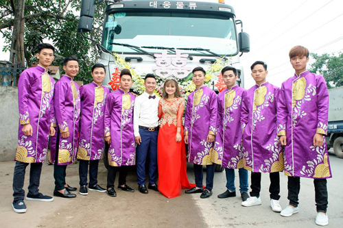 Dàn bê tráp ăn vận khá lộng lẫy (ảnh: Phú Thái)