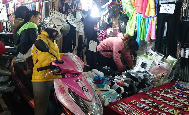 Theo các chủ cửa hàng tại chợ Nhà Xanh, các mặt hàng bán chạy nhất trong những ngày này là tất, khăn len và các loại áo giữ nhiệt cho cả nam và nữ.