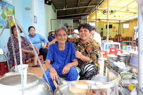 B&agrave; &Uacute;t những ng&agrave;y c&ograve;n khoẻ, c&oacute; thể ra b&aacute;n ch&aacute;o.