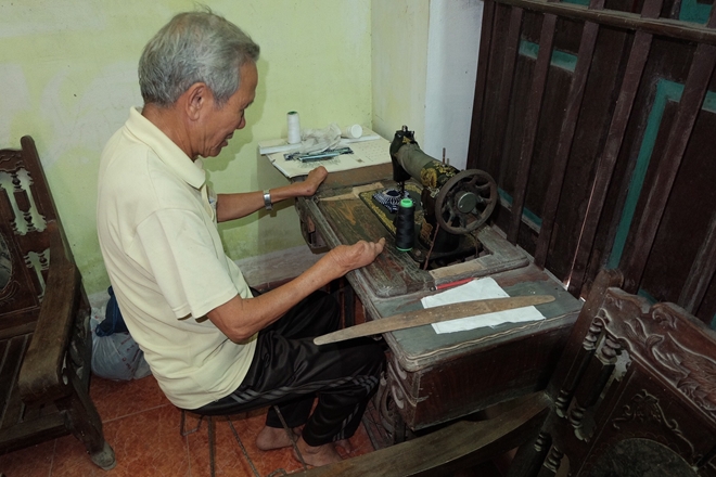 
Sử dụng m&aacute;y may th&agrave;nh thạo với đ&ocirc;i b&agrave;n tay thiếu ng&oacute;n.

 
