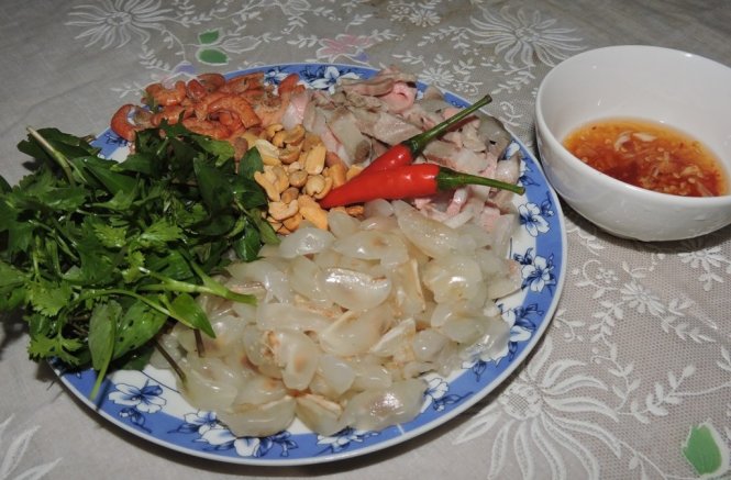 
Nguy&ecirc;n liệu sẵn s&agrave;ng cho m&oacute;n gỏi b&ograve;n bon - Ảnh: Thanh Ly
