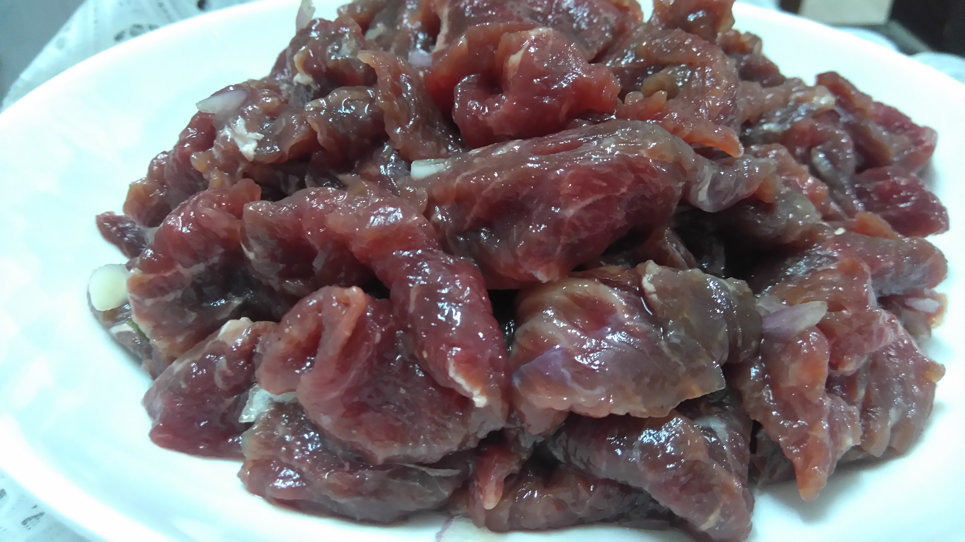 Thịt bò thái mỏng ướp gia vị cho thấm