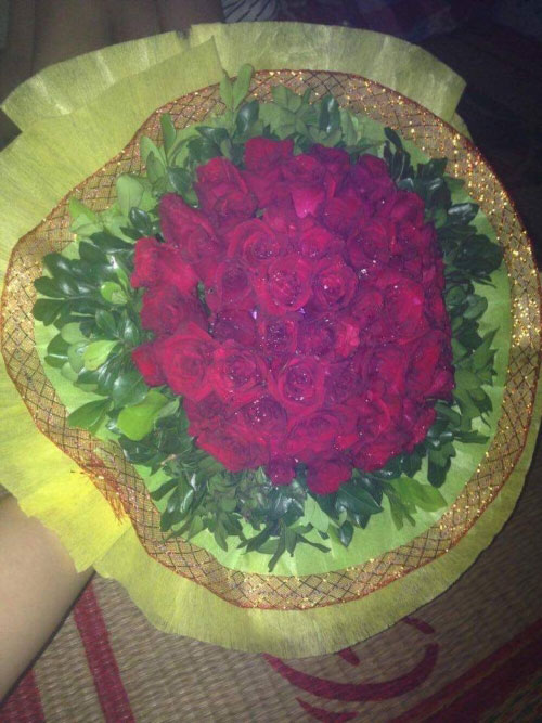 Bó hoa mà bạn trai tặng cô khi yêu xa.