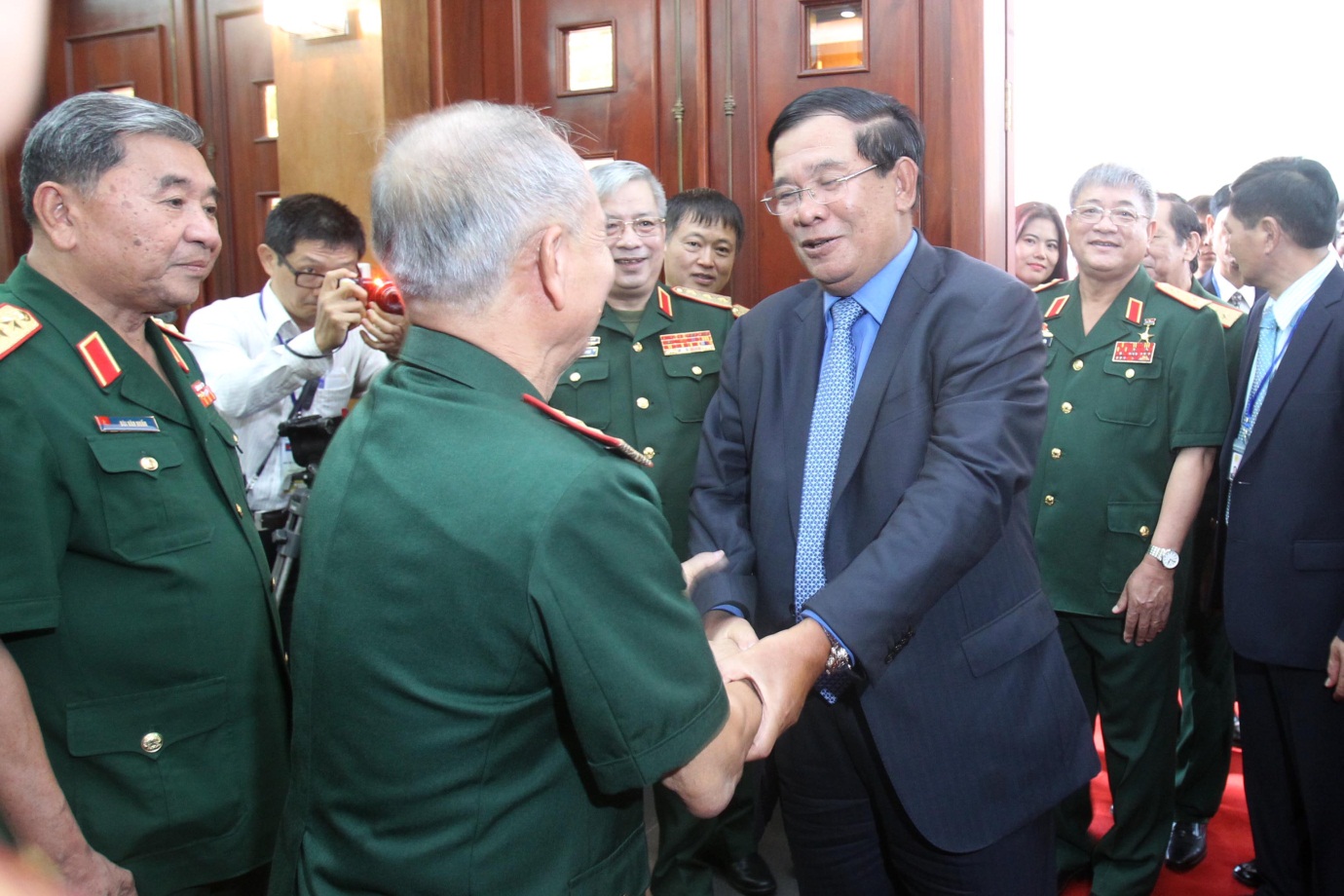 &Ocirc;ng Hun Sen &ocirc;n lại kỷ niệm cũ với đại biểu cựu binh qu&acirc;n t&igrave;nh nguyện Việt Nam l&agrave;m nghĩa vụ quốc tế ở Campuchia. Ảnh: H.TRIỀU