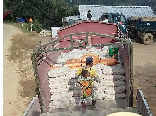 Xót xa cha địu con vác 10 tấn xi măng tại công trường