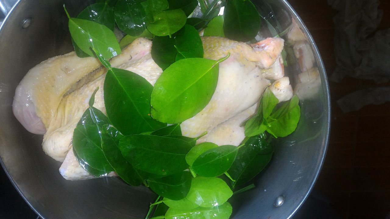 
Phủ l&ecirc;n tr&ecirc;n g&agrave; &iacute;t l&aacute; chanh cho thơm

